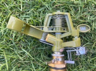 Béc X868 - béc tưới đồng phun mưa gắn ống 27 bán kính 8 đến 12m tưới cỏ, hoa màu, vườn nhỏ